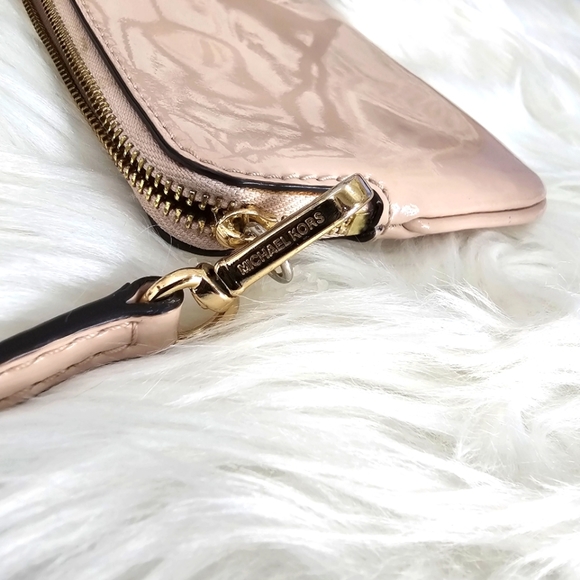 🆑️ MICHAEL Michael Kors Pale Pink Wristlet Golden Metal Hardware Patent Leather - Picture 14 of 17